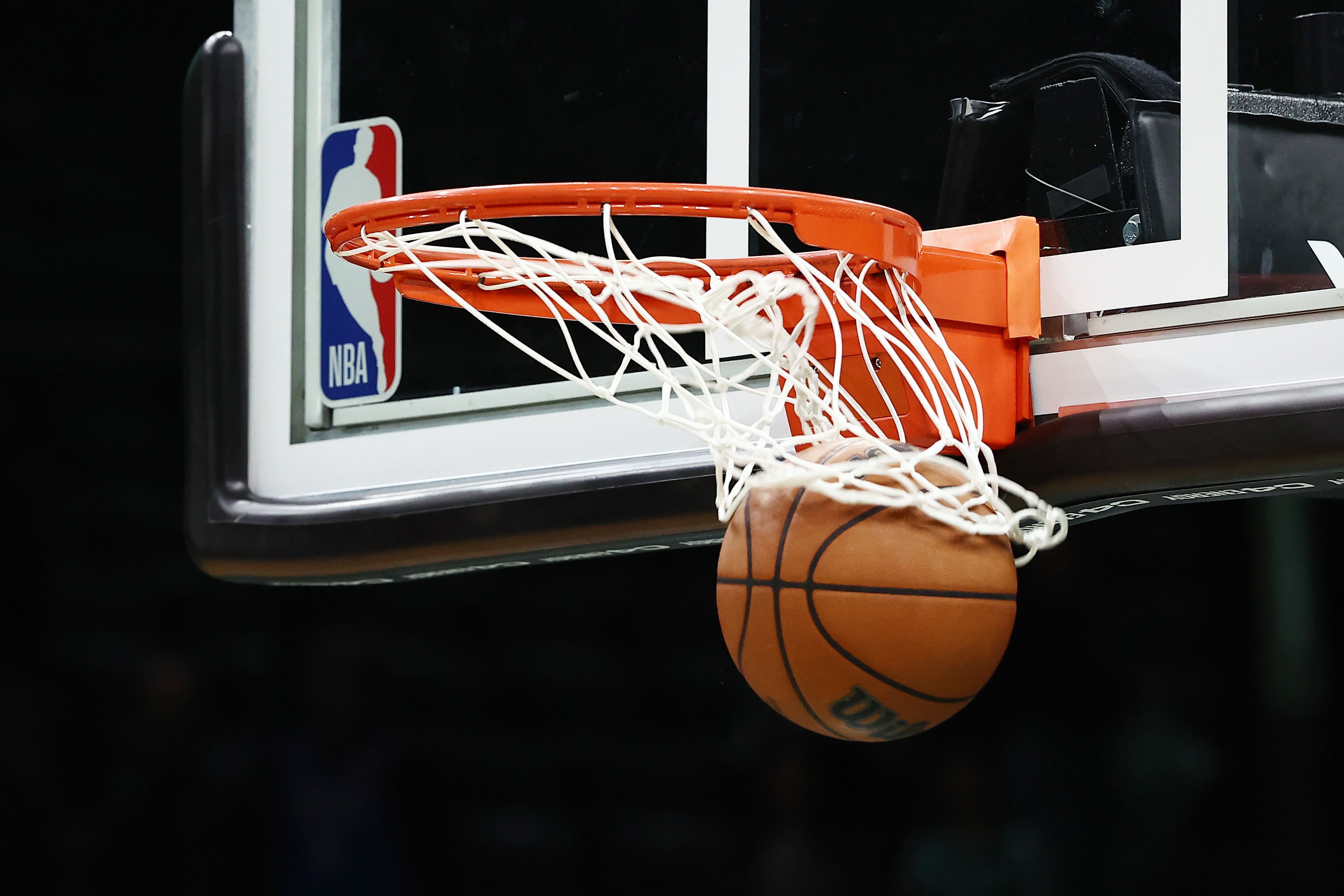 NBA单日赛场现历史级分差 九战平均24.4分创纪录