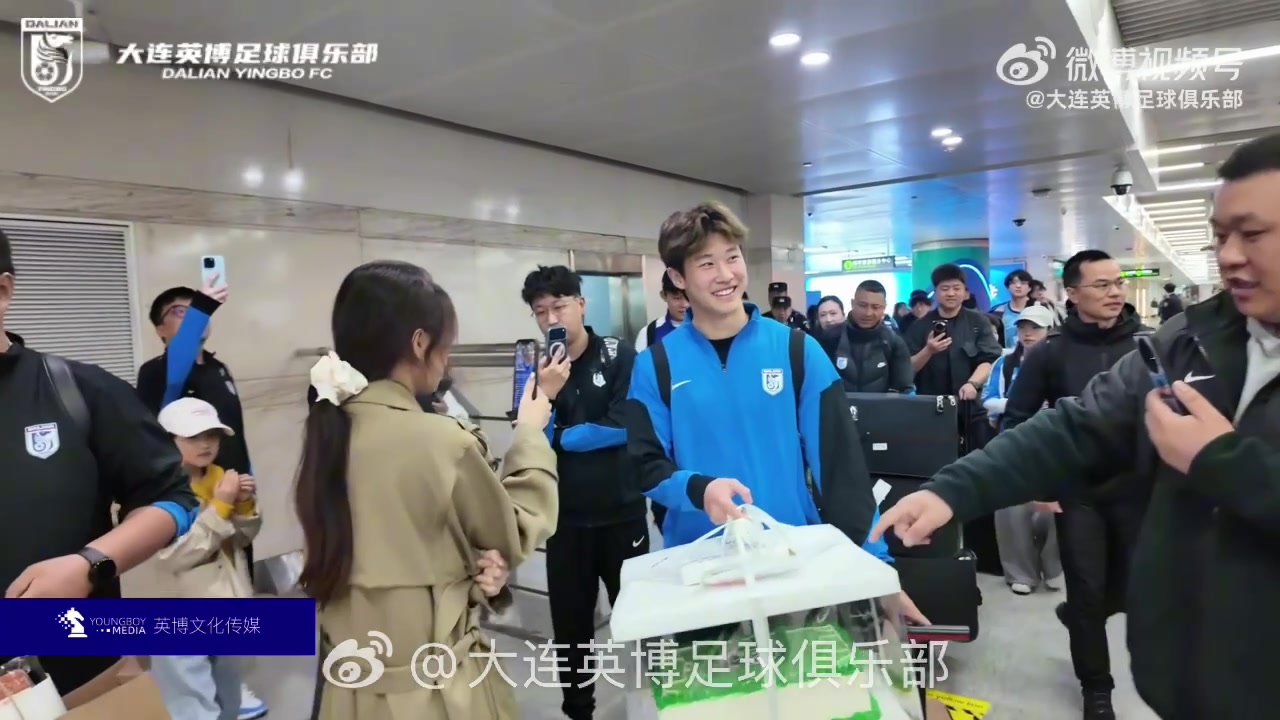 客胜泰山后返连 19岁生日当天杨铭锐获球迷机场赠蛋糕 客胜泰山后返连 19岁生日当天杨铭锐获球迷机场赠蛋糕
