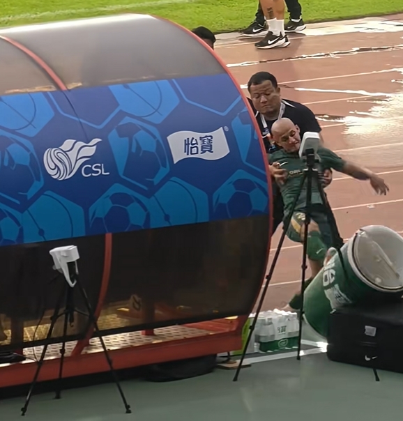 米特里策染红失控 离场怒踹场边水桶