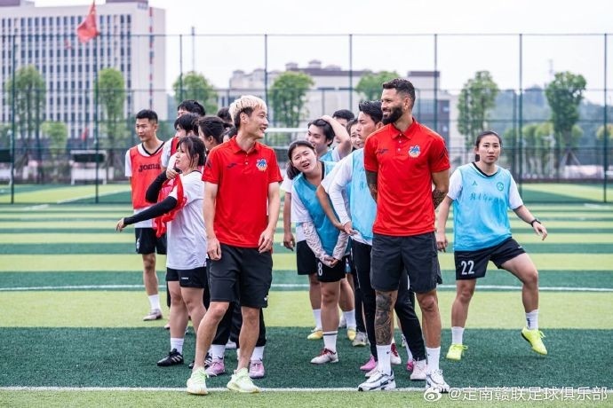 定南赣联校园行 职业球员与师大学生同场竞技
