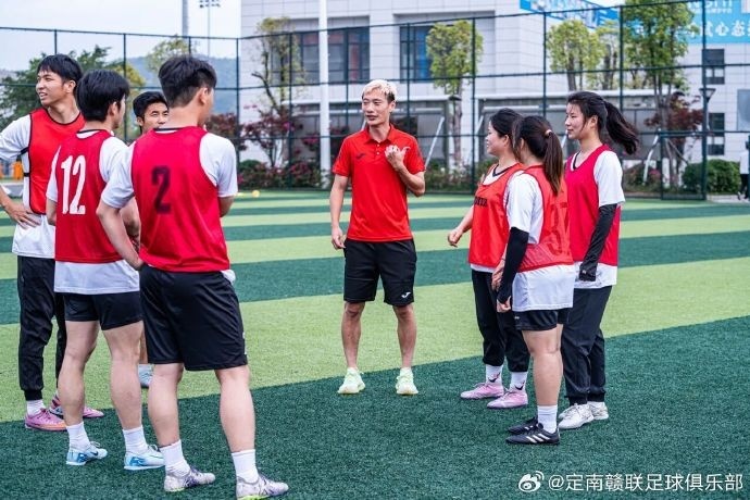 定南赣联校园行 职业球员与师大学生同场竞技