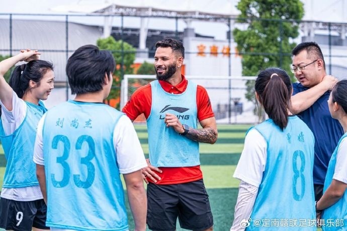 定南赣联校园行 职业球员与师大学生同场竞技