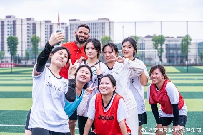 定南赣联校园行 职业球员与师大学生同场竞技