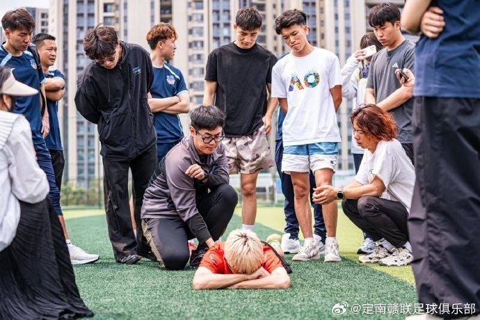 定南赣联校园行 职业球员与师大学生同场竞技