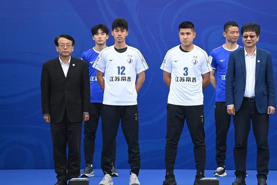 江苏常晋2026赛季出征仪式:目标中冠冲乙,苗润东接旗 江苏常晋2026赛季出征仪式:目标中冠冲乙,苗润东接旗
