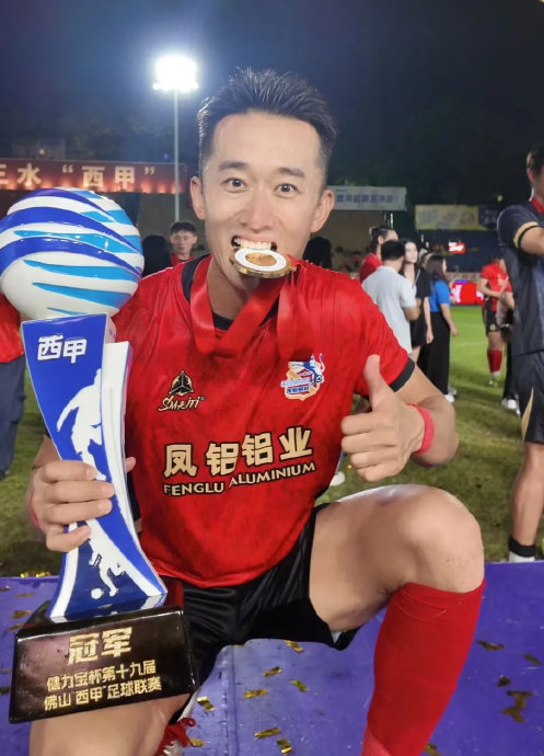 对话许小龙:36岁退役球员腹肌仍在 李铁业务能力确实强但出事想不到 对话许小龙:36岁退役球员腹肌仍在 李铁业务能力确实强但出事想不到