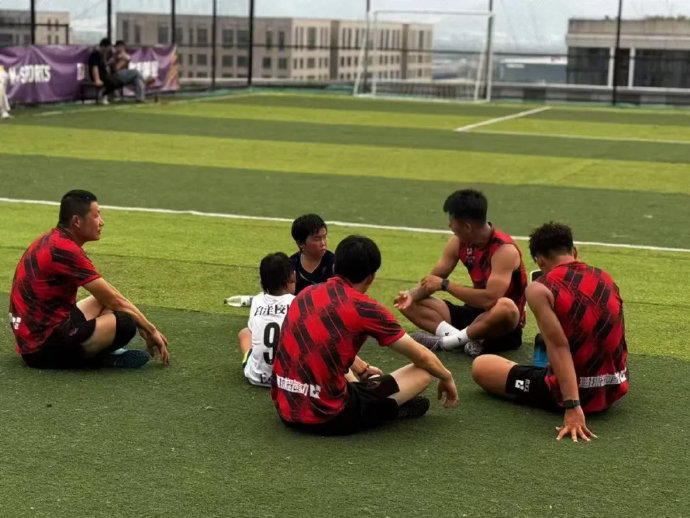对话许小龙:36岁退役球员腹肌仍在 李铁业务能力确实强但出事想不到 对话许小龙:36岁退役球员腹肌仍在 李铁业务能力确实强但出事想不到