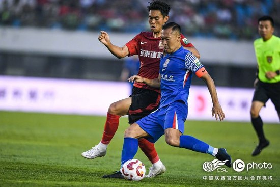 申花2-1客胜亚泰暂登顶 路易斯染黄无缘下轮战国安 申花2-1客胜亚泰暂登顶 路易斯染黄无缘下轮战国安