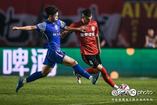 申花2-1客胜亚泰暂登顶 路易斯染黄无缘下轮战国安 申花2-1客胜亚泰暂登顶 路易斯染黄无缘下轮战国安