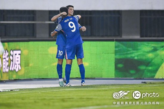 申花2-1客胜亚泰暂登顶 路易斯染黄无缘下轮战国安 申花2-1客胜亚泰暂登顶 路易斯染黄无缘下轮战国安